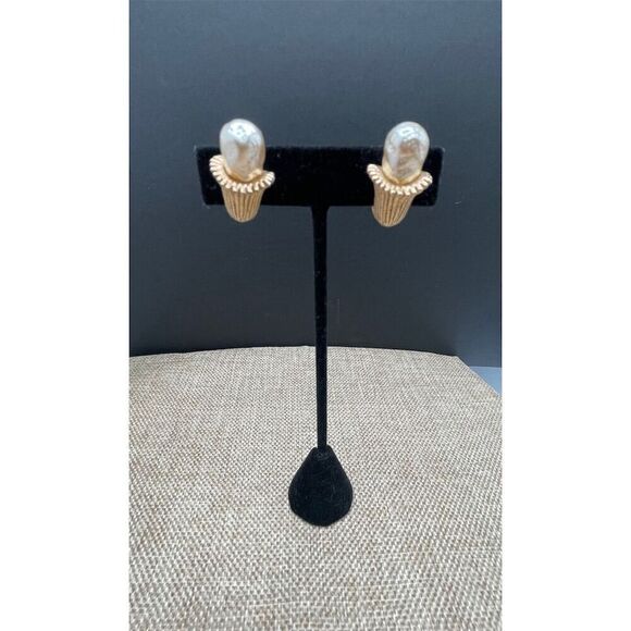 Vintage Gold Tone Clip-On Baroque Pearl Earrings calla lily flower - Picture 1 of 6
